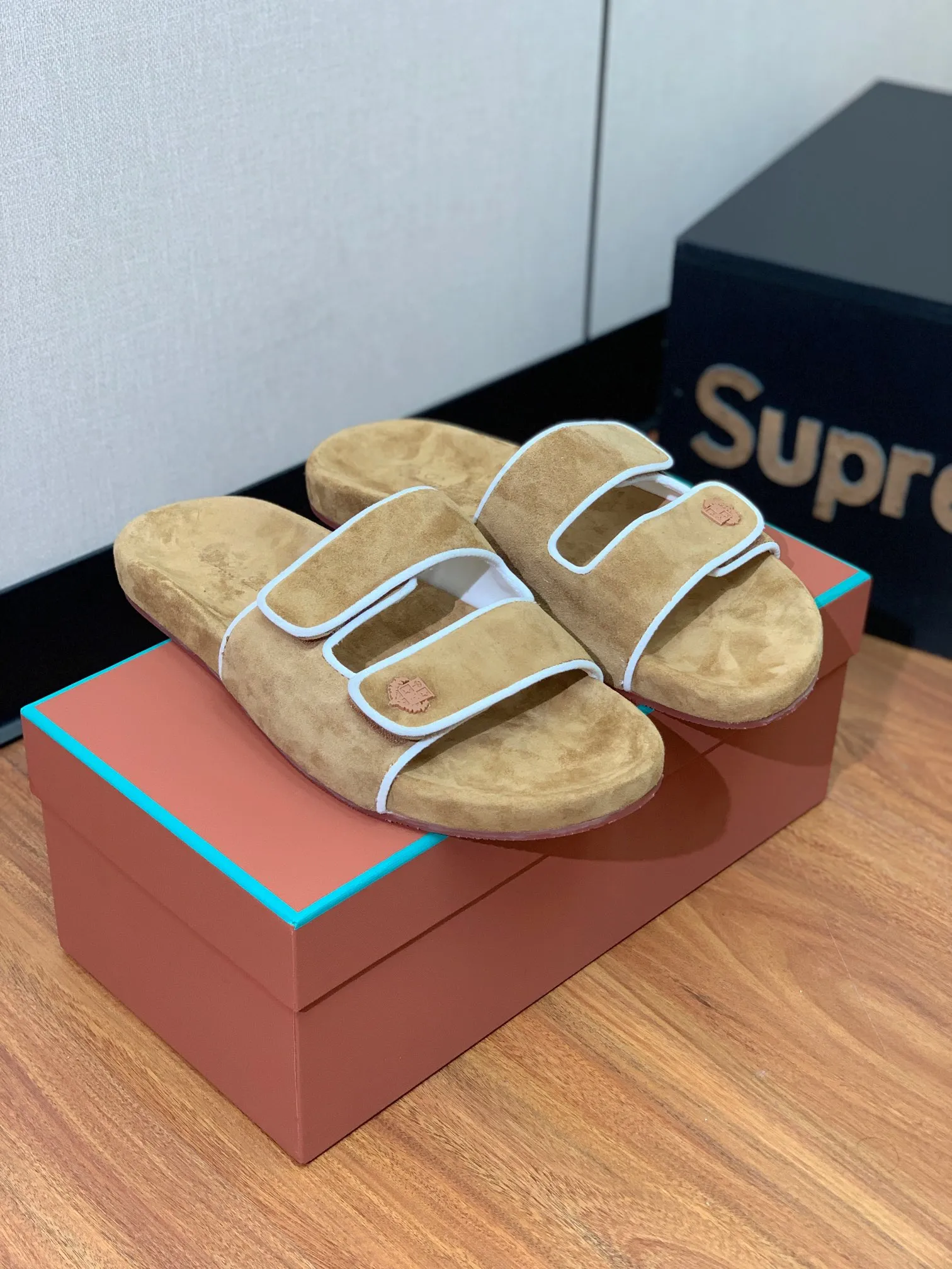 【LP】P:600💰 Size: 39-46 (45.46 can be customized) 【Loro Piana】LP men's slippers. Italian top cashmere is retro, elegant, low-key and luxurious. Both fashionable and practical, the leather is still of the highest quality in the entire network. The upper is silky and smooth. Wear-resistant and highly elastic beef tendon bottom. .
